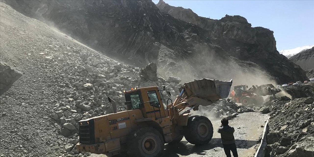 Hakkari Yüksekova karayolunda heyelan