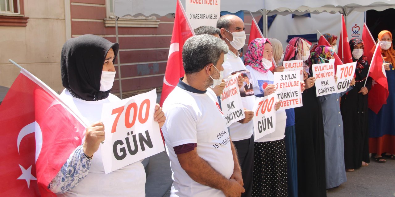 Diyarbakır'da evlat nöbetindeki ailelerin eylemi 700'üncü günde: 'PKK'YI ANNELER ÇÖKERTTİ VE BİTİRECEKTİR ARTIK'