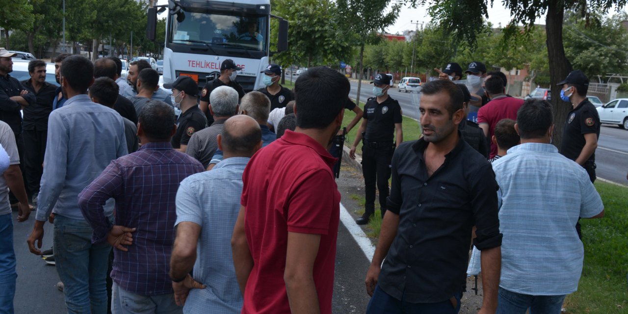 Elektrik kesintilerini protesto eden çiftçiler yol kapattı