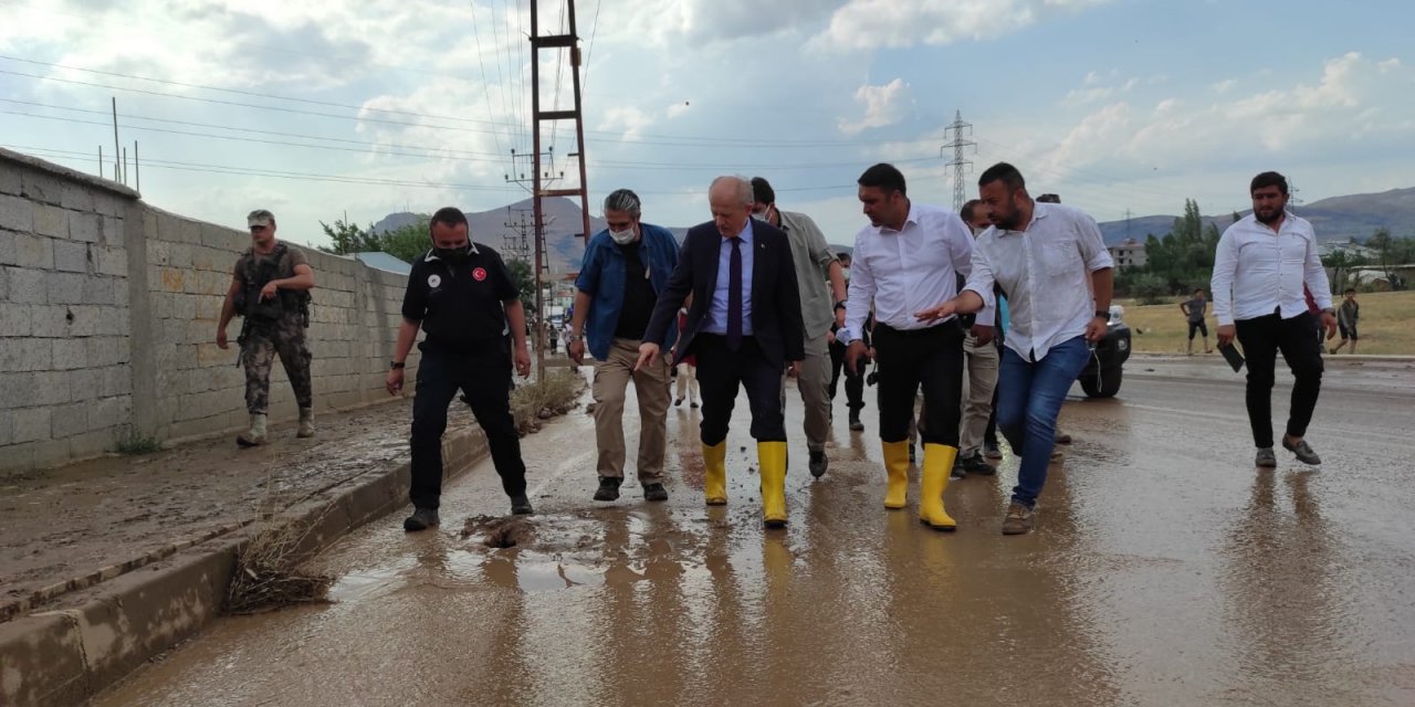 Van'da sel; Hakkari yolu ulaşıma kapandı