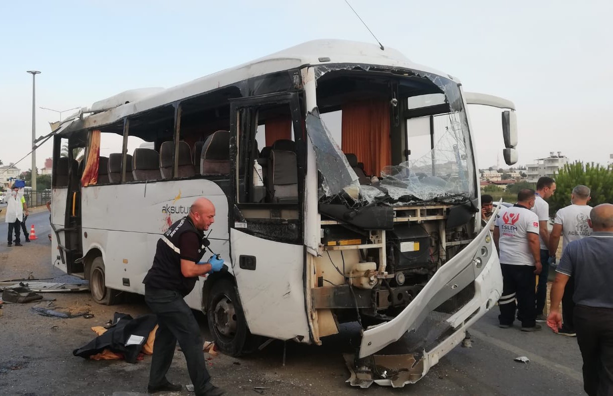 Antalya'da tur midibüsü kaza yaptı: 2 turist öldü