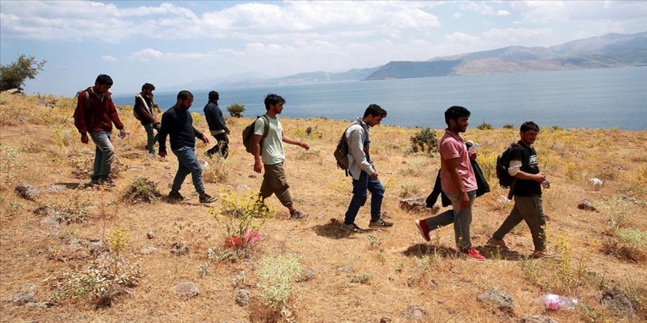 ABD'li yetkili Afganlara "Türkiye"yi işaret etti! "İran üzerinden seyahat edilebilir"