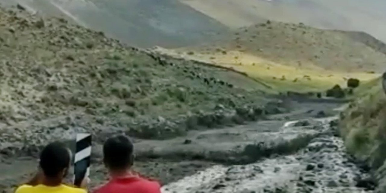 Ağrı Dağı'nın zirvesindeki buzullar eriyor, çamur ve taşlar yerleşim alanlarına geliyor