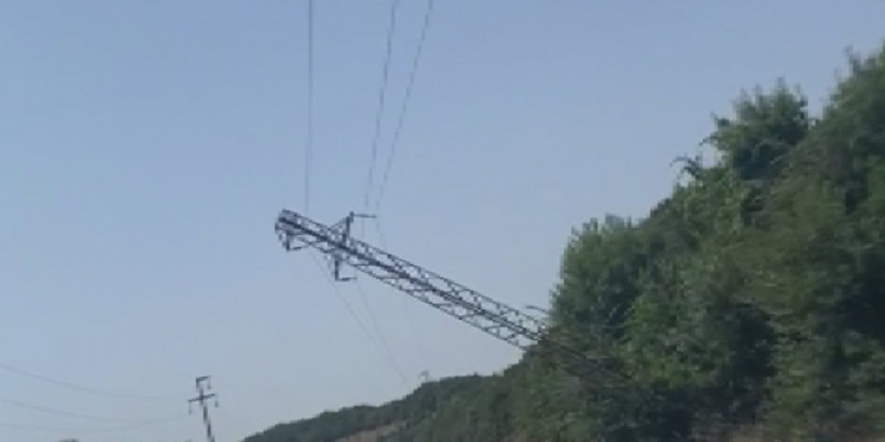 Çatalca'da yan yatan elektrik direği tehlike yarattı