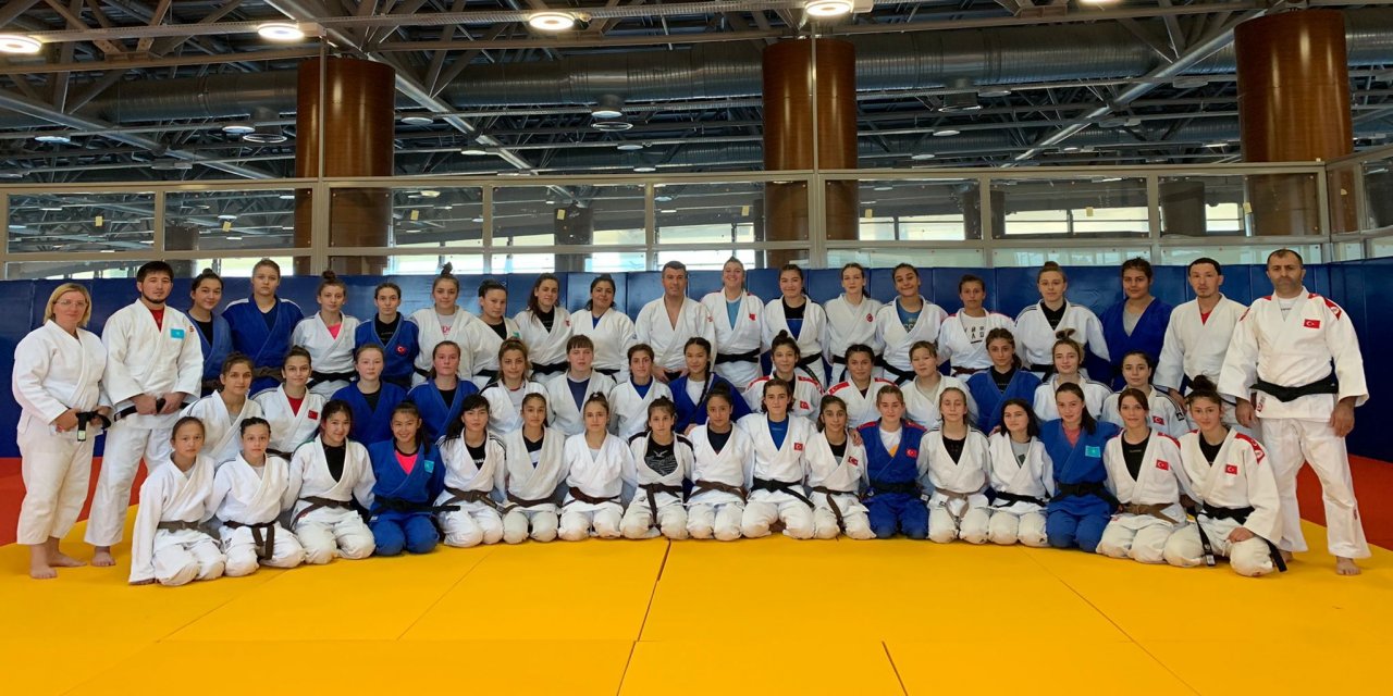Judo Kadın Ümit Milli Takımı Burdur’da ortak çalışma kampında