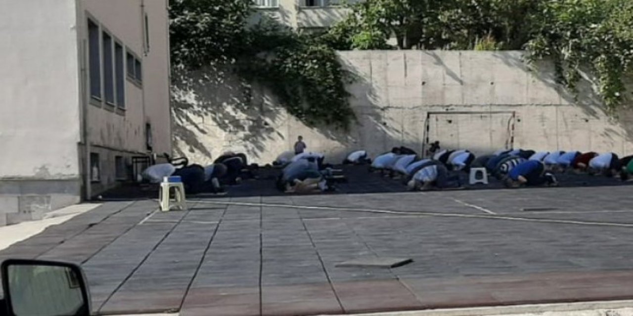Okul mescidine imam atandı! Mahalleli okul bahçesinde namaz kılıyor...