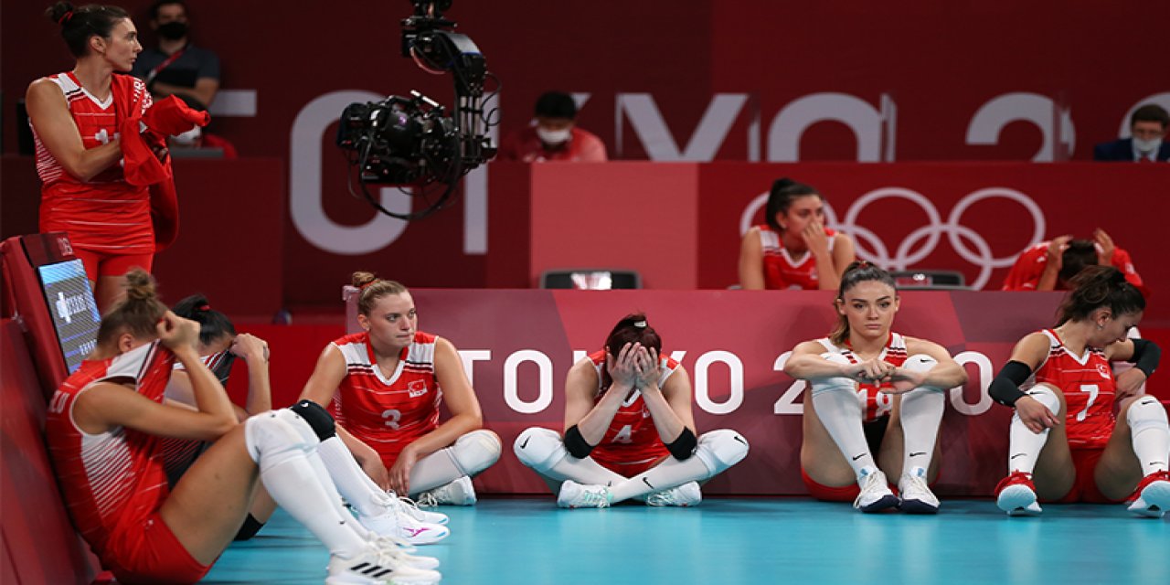 Son topa kadar savaştılar... Filenin Sultanları olimpiyatlara veda etti! Gözyaşlarını tutamadılar...