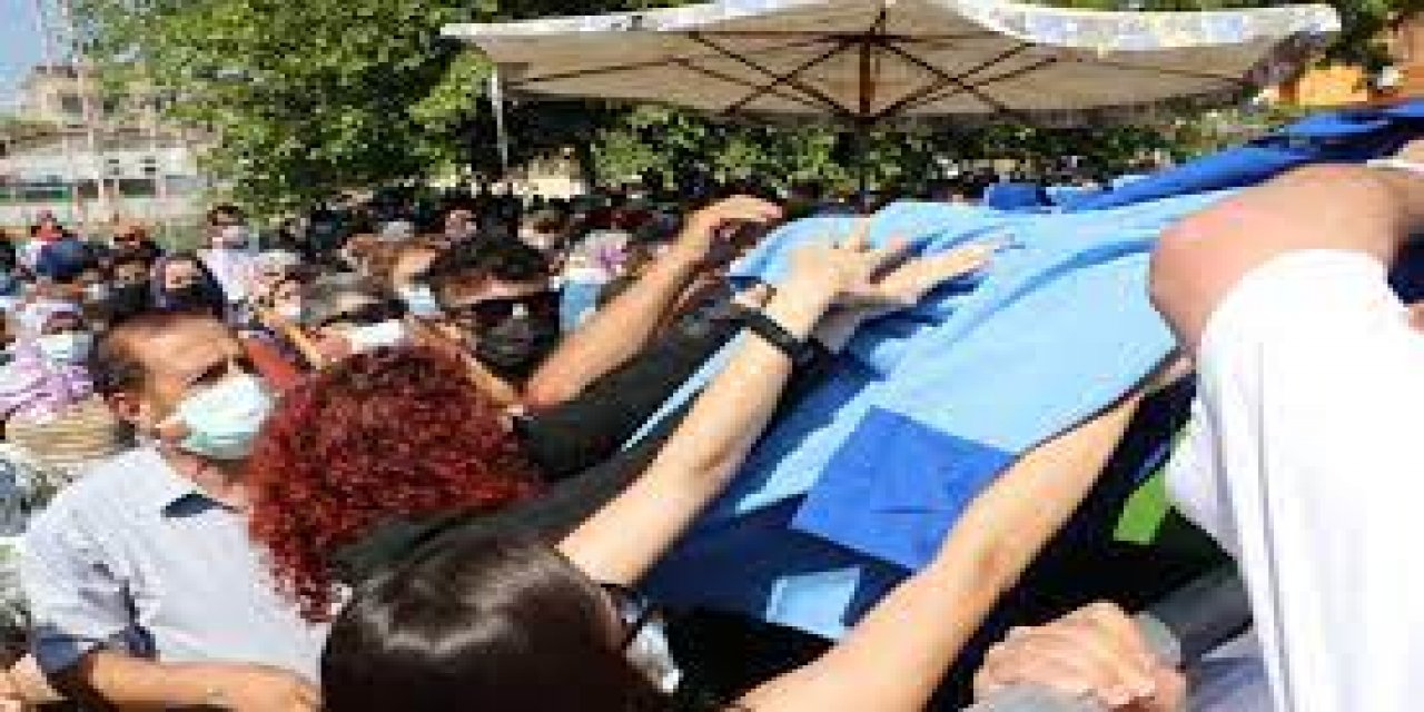 Tabutuna bayrak ve mezuniyet cübbesi konuldu! Vahşice katledilen Azra'ya acı veda! "Bunları hak etmemişti..."