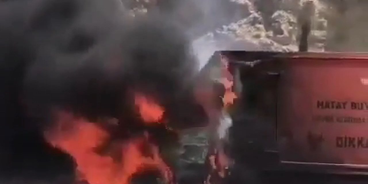 Seyir halindeyken alev alan tıbbi atık kamyonu yandı