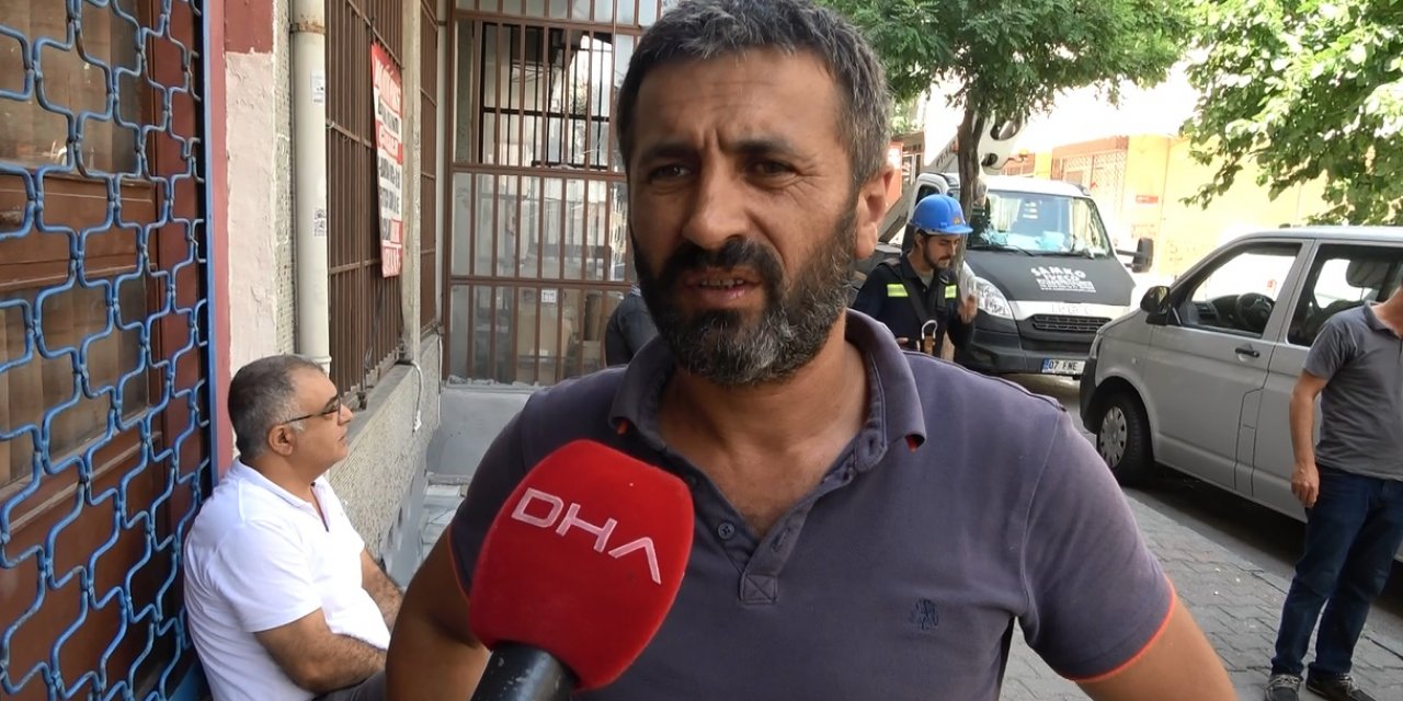 Sultangazi'de elektrik kabloları üzerine düştüğü minibüsü yakıyordu