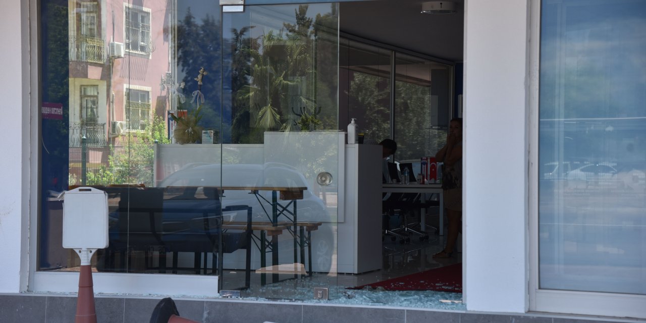 Üniversiteli Azra'ya tecavüz edip vahşice öldürmüştü... O cani katil zanlısının iş yerinin cam kapısını kırdılar!