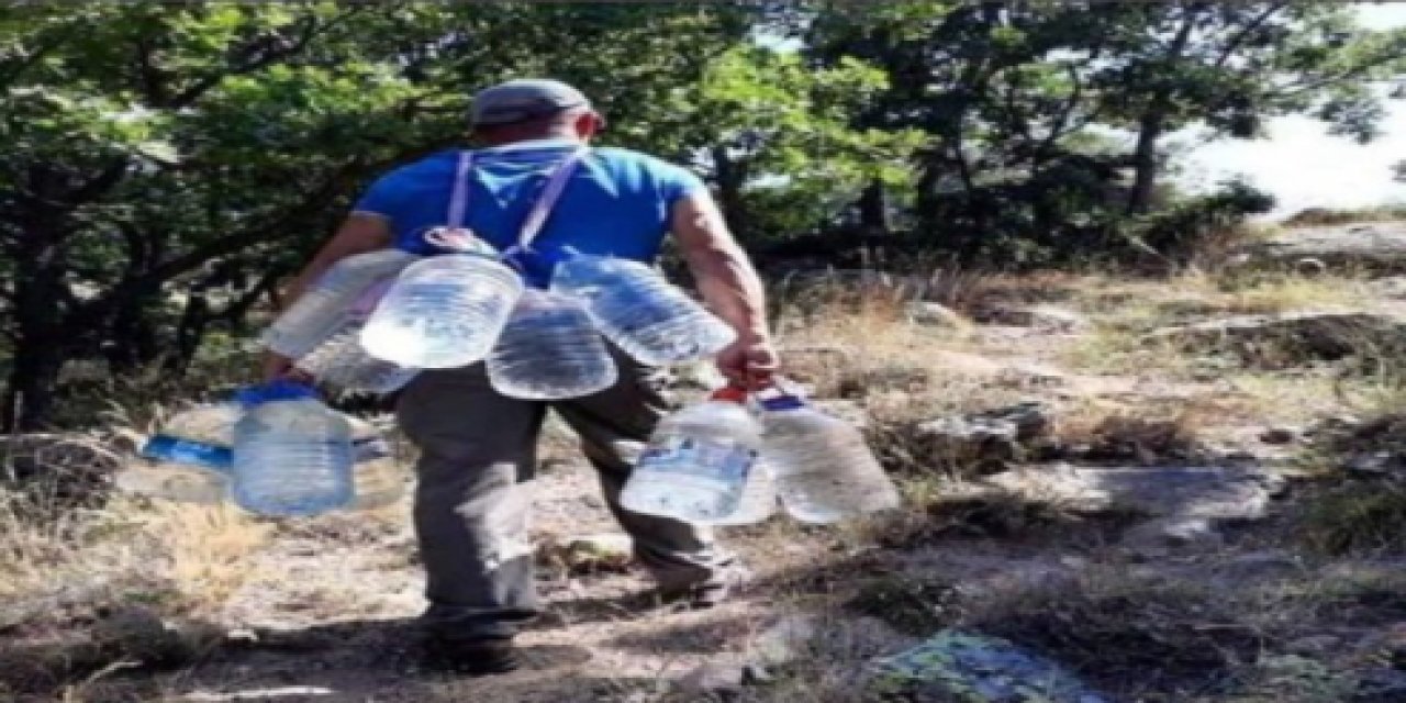 Vatandaş alevlere karşı tek yürek... Sosyal medya bu fotoğrafı konuşuyor... 55 litre suyu böyle taşıdı!