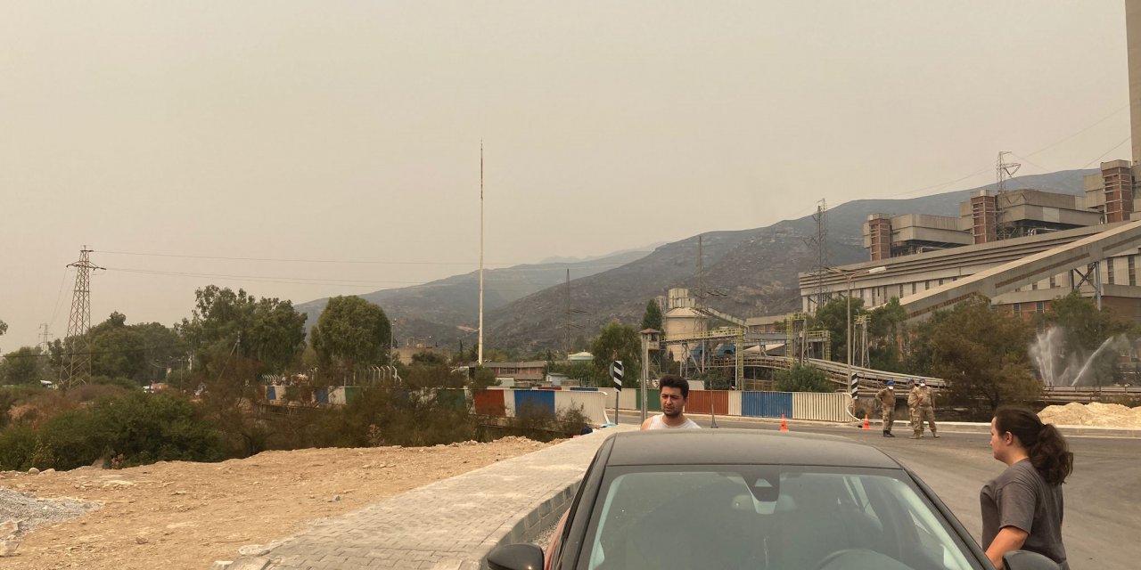 Jandarmanın elindeki listeye göre izin veriliyor... Gazeteciler yangın bölgesine alınmadı!