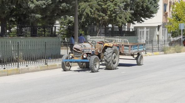 Çikolata almaya çıktı, traktör çarptı