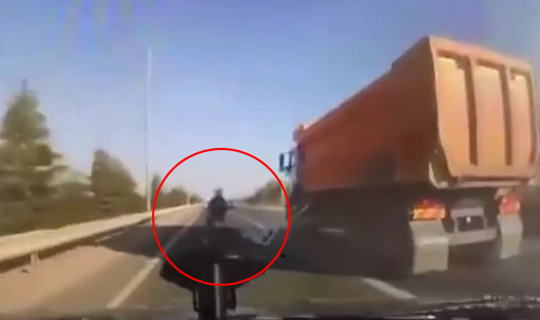 Trafikte korkunç görüntüler! Kamyon sürücüsü, tartıştığı motosikletliye böyle çarptı
