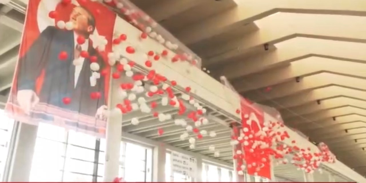 Mansur Yavaş'tan Ankaralılara büyük sürpriz! Bir anda her yer kımızı beyaz oldu...