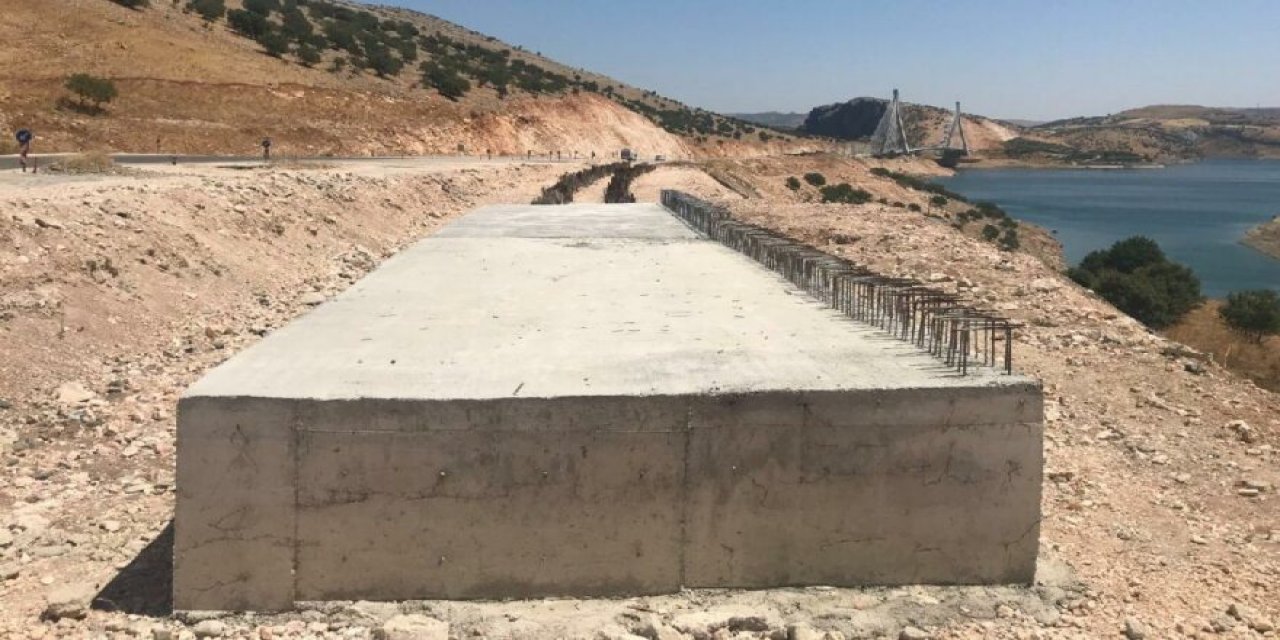 Çöken yol skandallarına bir yenisi daha eklendi! Astarı yüzünden pahalıya geldi... Köprünün maliyeti 80 milyon TL; çöken yolun maliyeti 100 milyon TL...