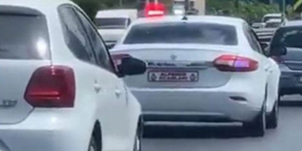 İstanbul trafiğinde "çakarlı ve plakasız" aracın tacizi kamerada!  Plaka yerinde "Alperen Ocakları"