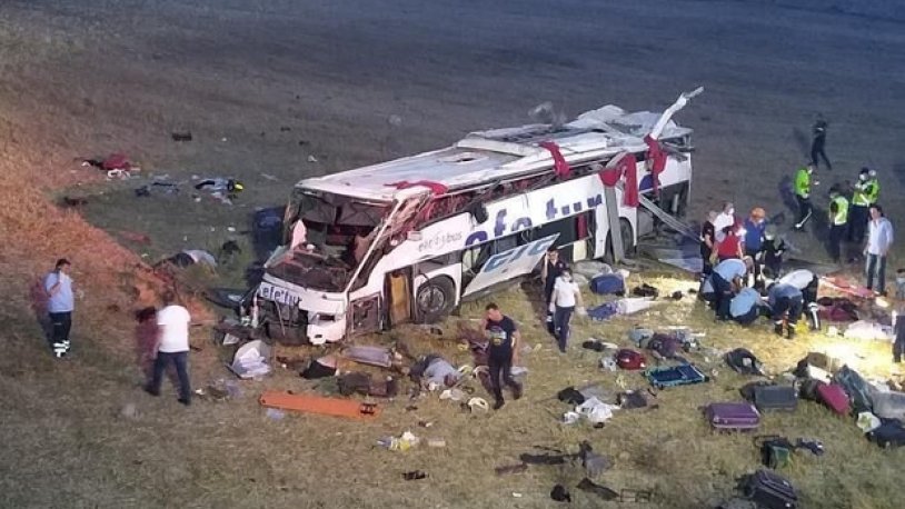15 kişi yaşamını yitirmişti... Balıkesir'deki trafik kazasında hayatını kaybeden 10 kişinin kimlikleri belli oldu