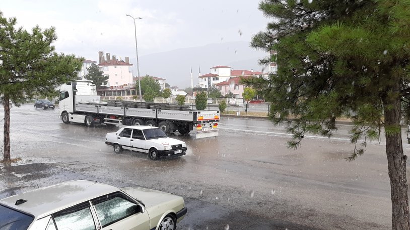 Karabük'te sağanak yağış hayatı felç etti