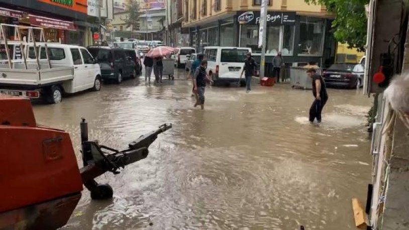 Bayburt'taki sağanak, yolları göle çevirdi