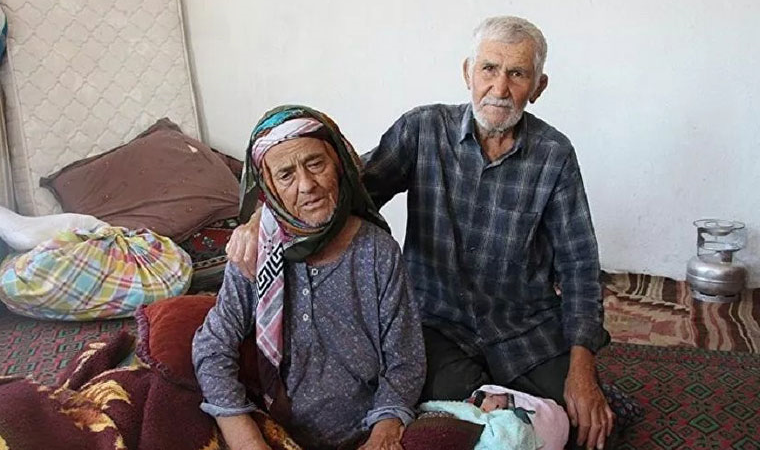Yangında felçli eşini sürükleyerek kapı önüne kadar çıkarabildi