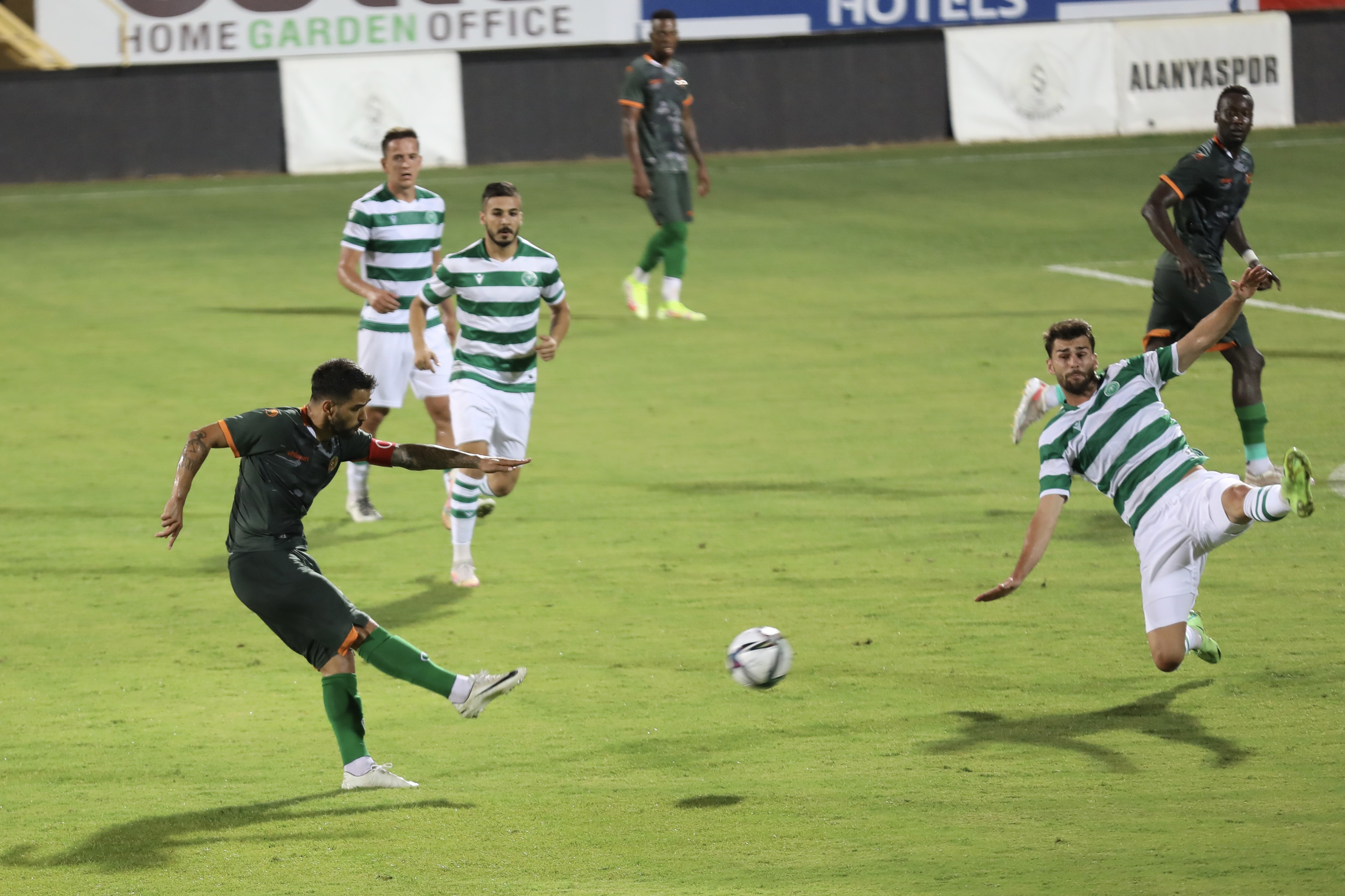 Alanyaspor ve Konyaspor, yanan ormanlar için sahaya çıktı