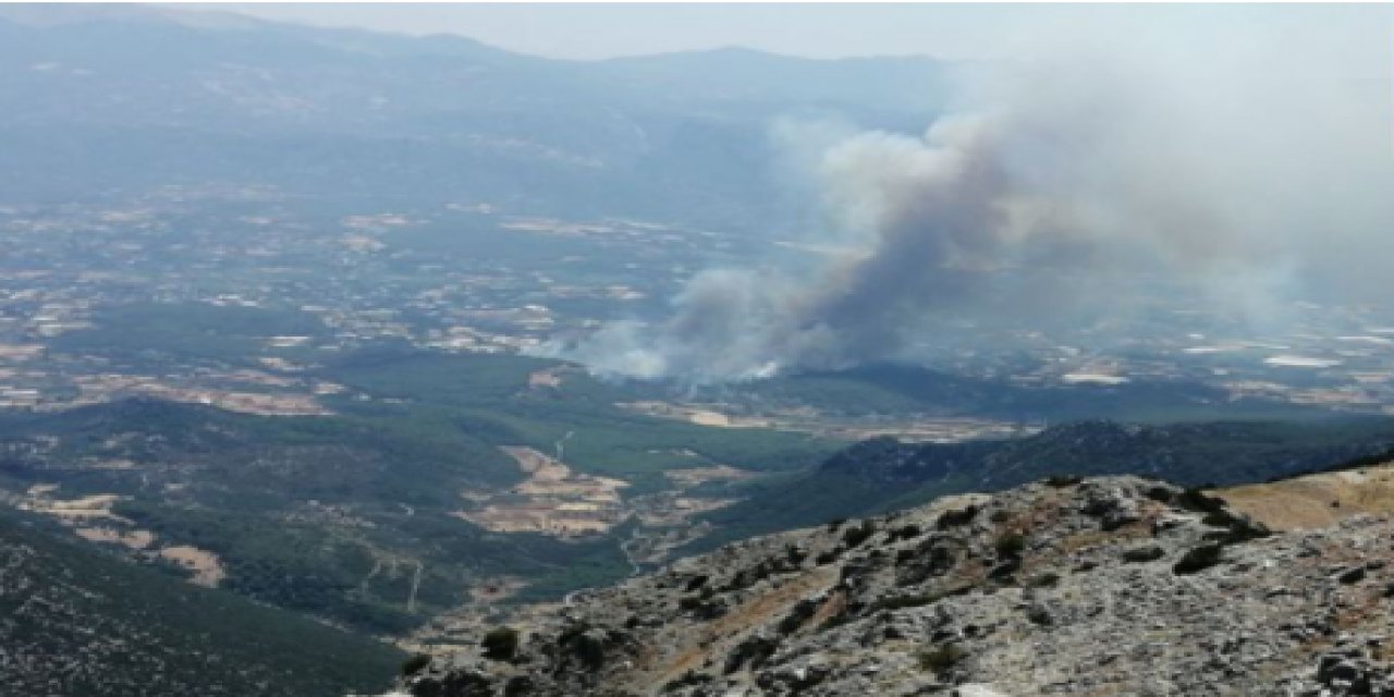 Fethiye'de büyük mücadele... Yangın söndürme çalışmalarına paraşütçüler de katıldı!
