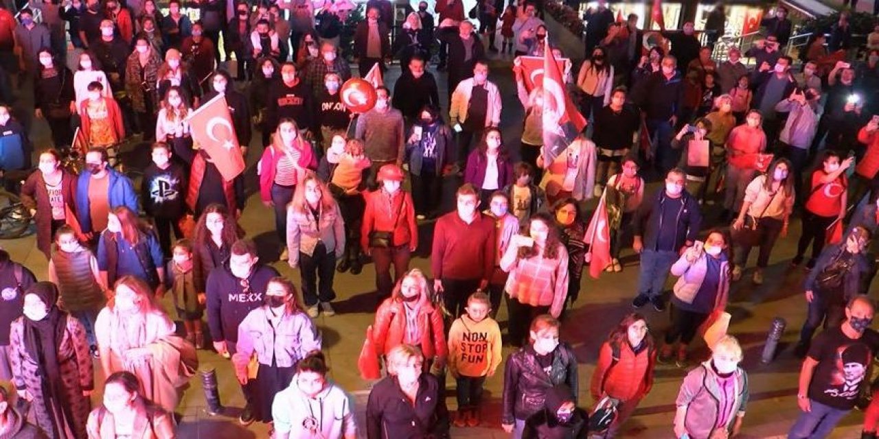 Saat 19:23'te tüm Türkiye'den tek bir ses yükseldi... Milyonlar hep bir ağızdan İstiklâl Marşı’nı söyled!