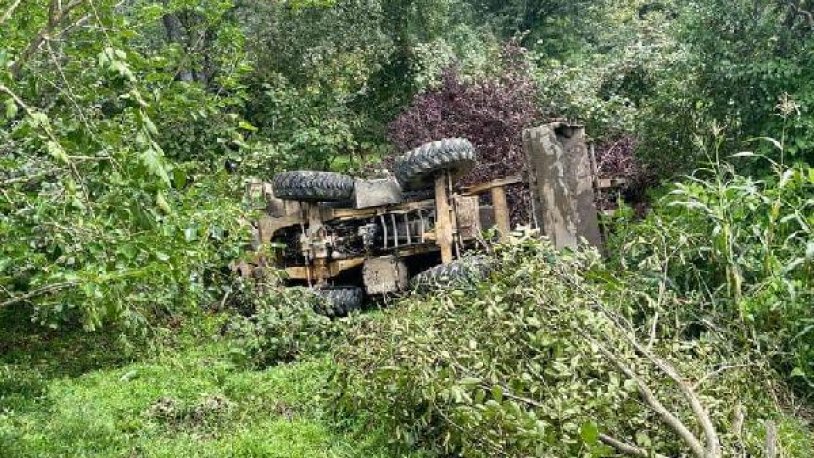 Ordu'da heyelana müdahale eden iş makinesi devrildi