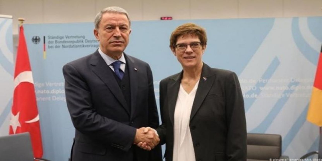 Bakan Akar, Almanyalı mevkidaşı Karrenbauer ile görüştü
