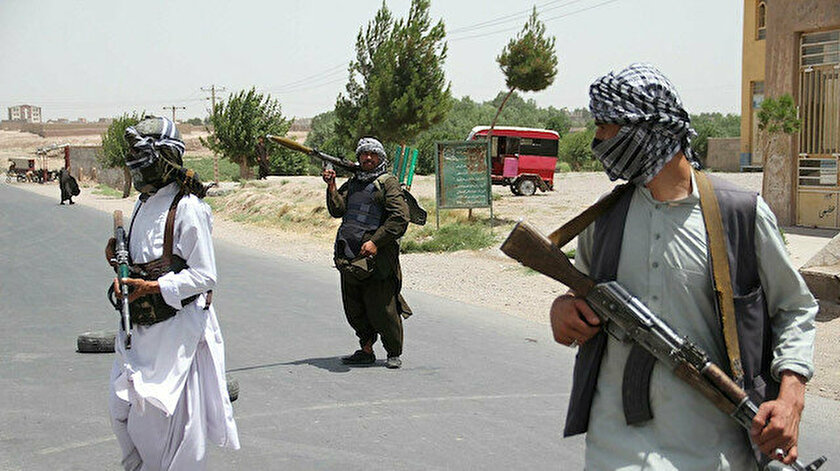 Taliban bir kolordu komutanlığını ele geçirdi! Silah, mühimmat ve helikopterler elinde