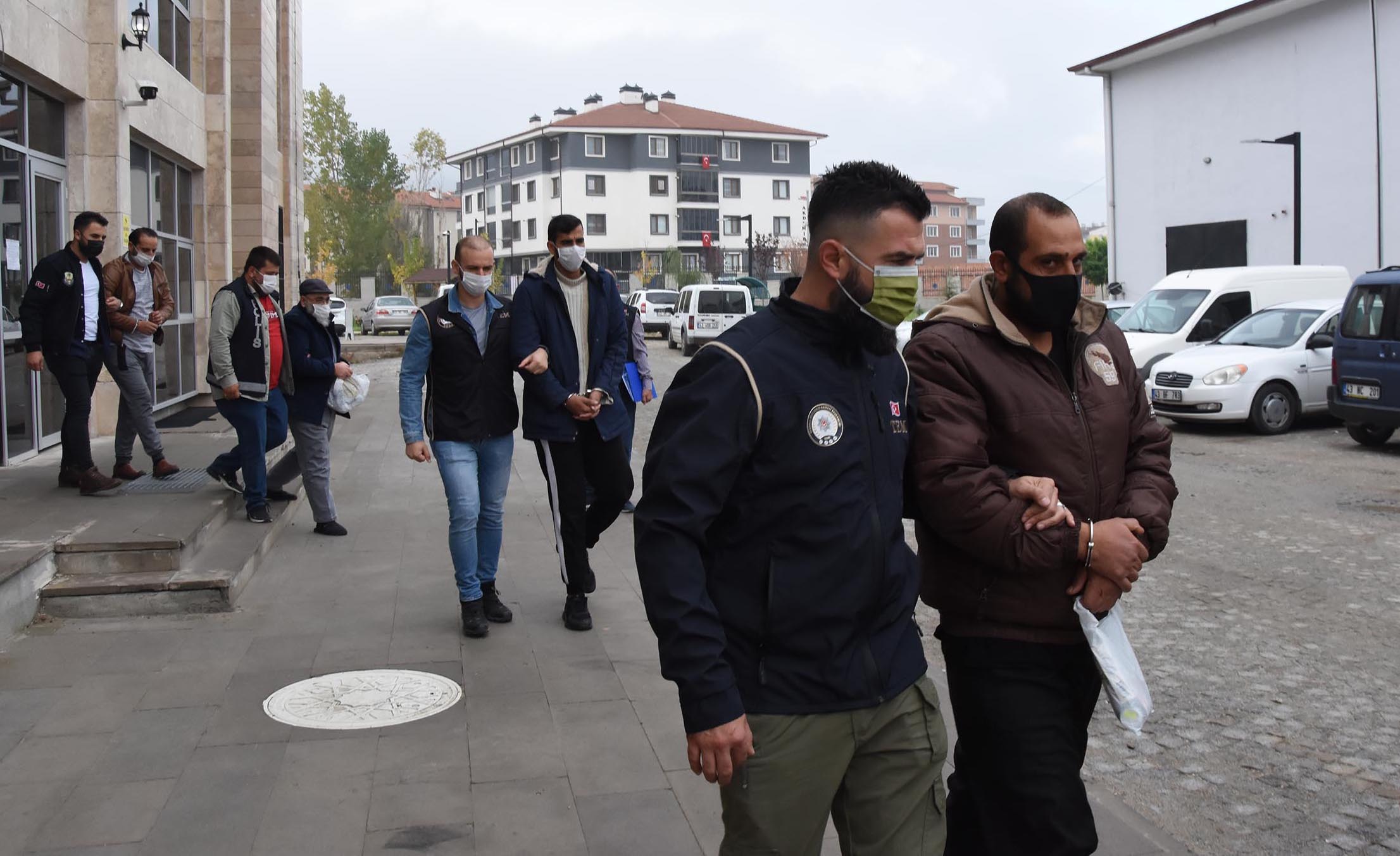 Kütahya'da yakalanan 4 DEAŞ şüphelisi adliyede