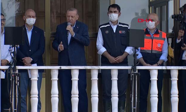 Afet bölgesine gitmişti... Erdoğan'ın Kastamonu'daki konuşmasında dikkat çeken kare