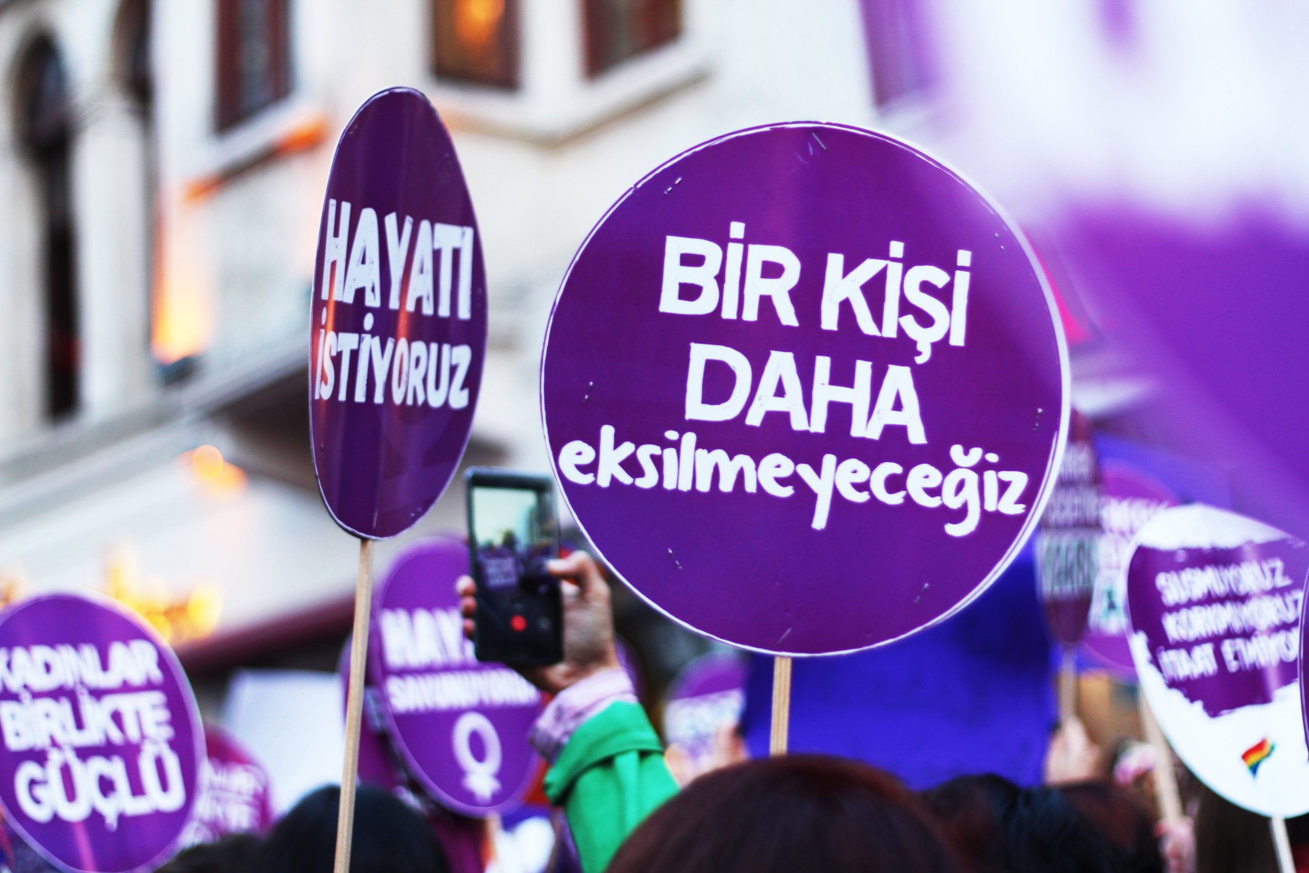 Boşandığı erkeğin silahlı saldırısına uğradı: "6 el kurşun sıktı, 5’i vücuduma denk geldi"