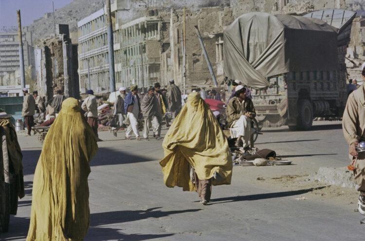 Taliban'dan açıklama: Kadınlar yalnız başlarına evlerinden çıkabilecek