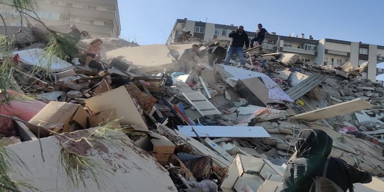 Dehşet anları kamerada! İşte İzmir depreminin ardından yaşanan büyük panik!