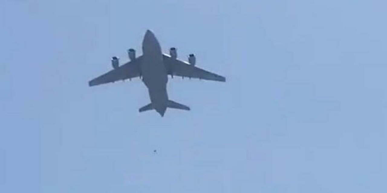 Kan donduran görüntüler... Afganistan’dan kaçarken "uçaktan düştükleri" iddia edildi!