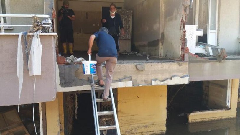 Felaketin yaraları sarılmaya devam ediyor! Bozkurt'ta felaketzedeler sular altında kalan evlerinden eşyalarını böyle çıkardı