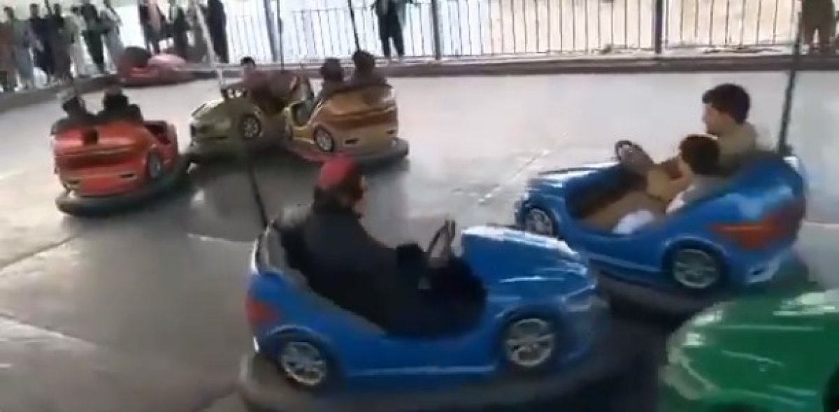 Taliban militanları lunaparkta eğlendi! İşte o anlar...