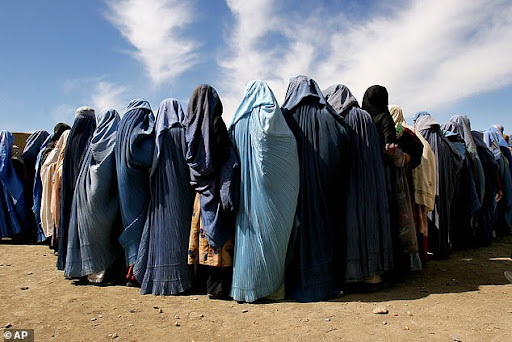 Afganistan'da kadınlar evlerinde saklanarak bekliyor! "Burka giyeceğimi hiç düşünmemiştim..."