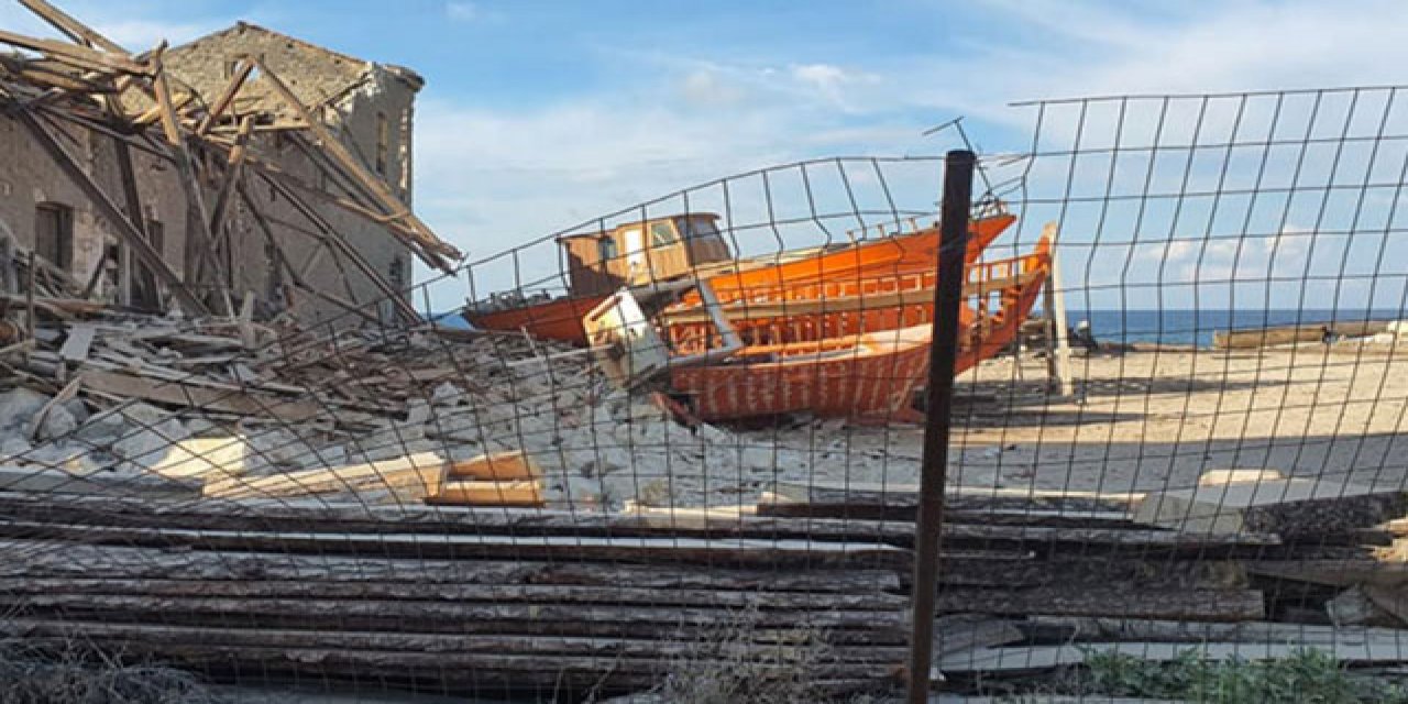 İzmir'i vuran deprem komşuyu da etkiledi... Yunan adalarında da binalar yıkıldı!