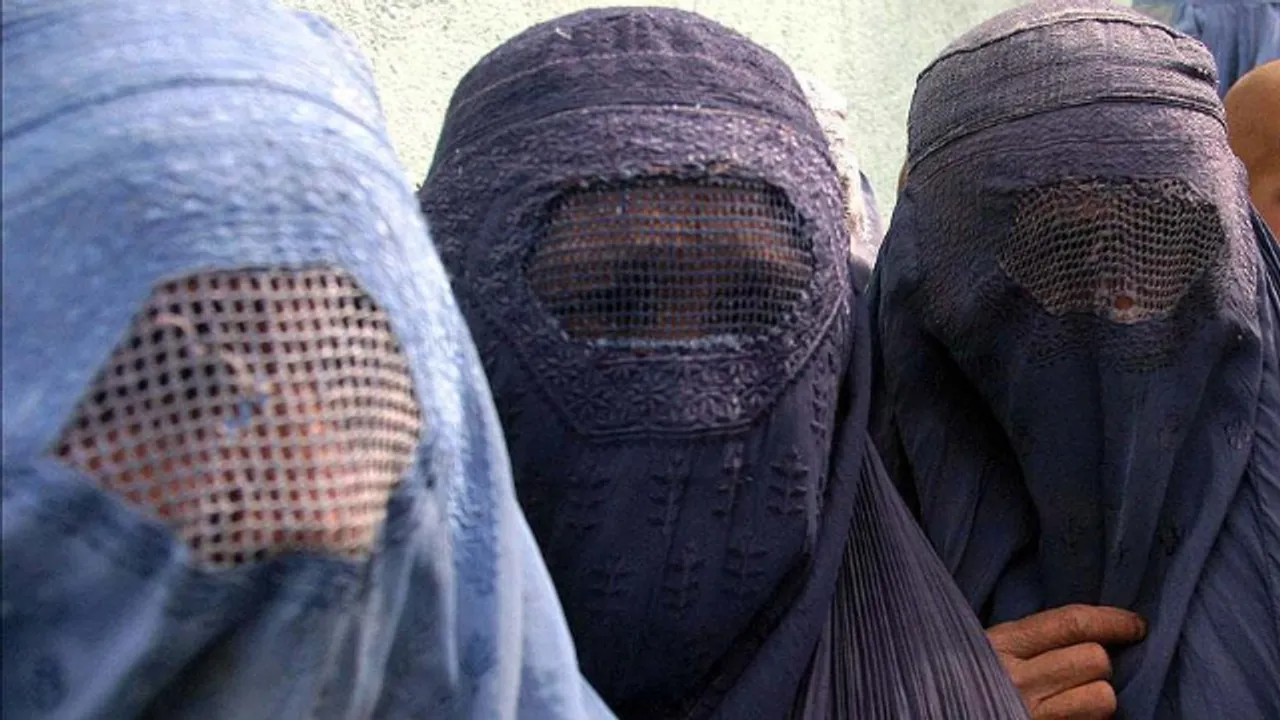 Taliban Sözcüsü açıkladı: Başörtüsü onların güvenliği için zorunlu olacak