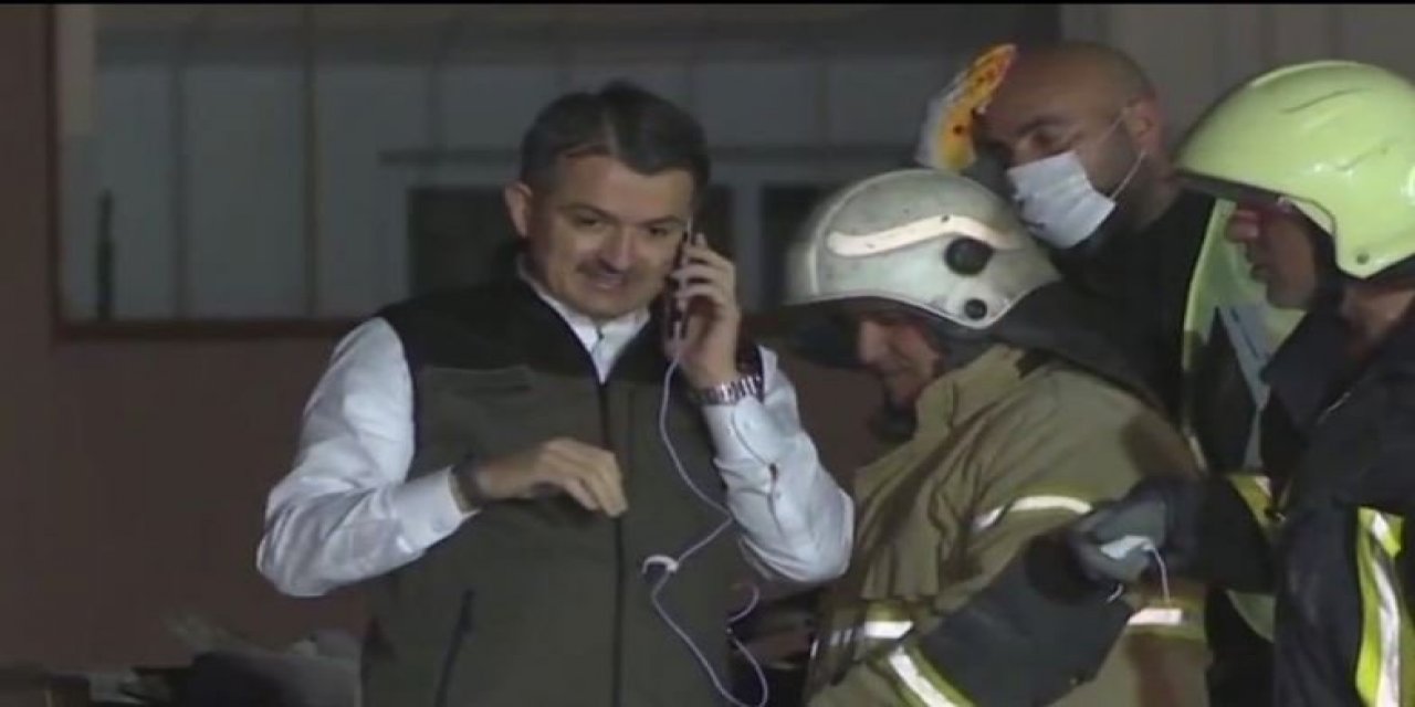 Tepki çeken görüntü... Tarım Bakanı enkazın üzerine çıkıp mahsur kalan vatandaşla telefonla konuştu!