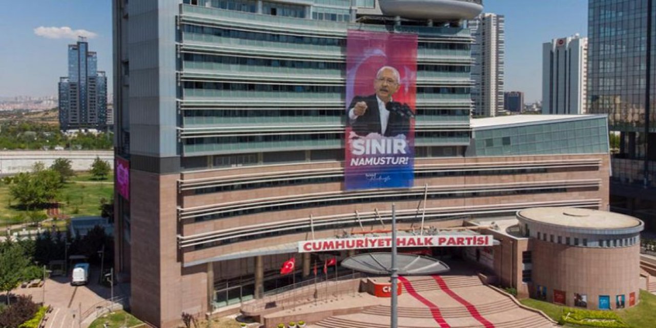 CHP'den "kontrolsüz göç" tepkisi! Genel Merkeze dev afiş! "Sınır namustur"