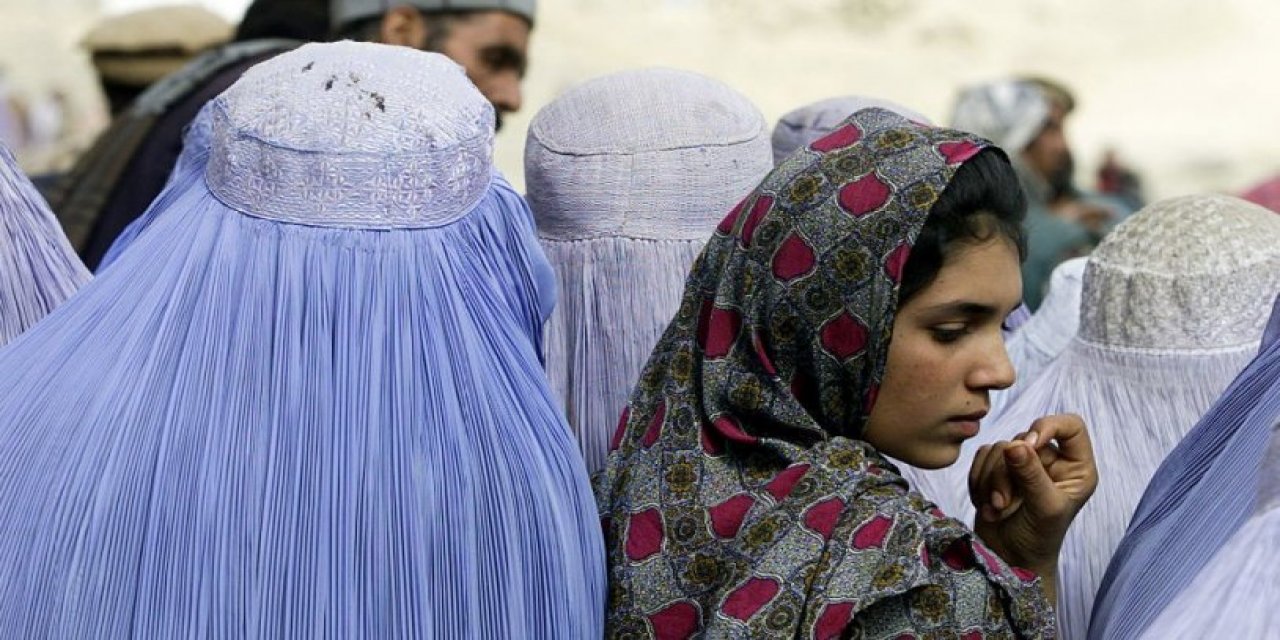 "İktidar ve yandaşları Taliban güzellemeleri yaparken, aklıma o kanlı yılların başları geldi…" diye söze başladı ve... Ahmet Takan o habere dikkat çekip yazdı! "İş işten geçince fark edemedik diye dövünmek boş