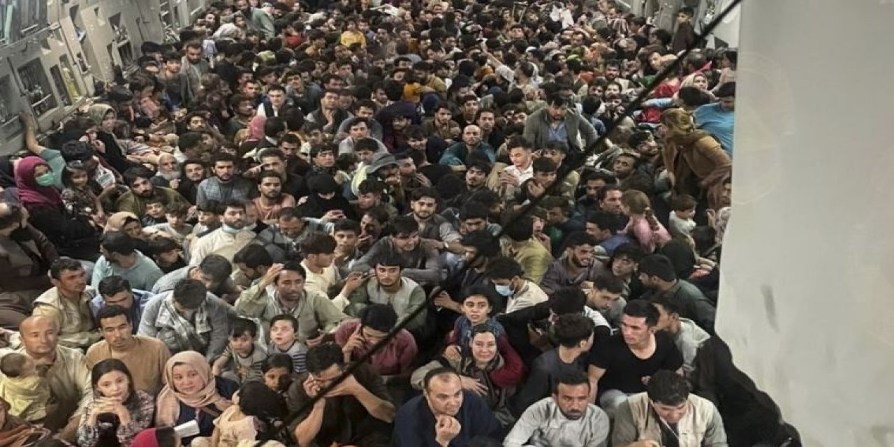 Bu fotoğraf gündeme bomba gibi düşmüştü... Nereye götürüldüler? Rusya'dan 640 Afgan'ı taşıyan ABD uçağıyla ilgili çarpıcı iddia!