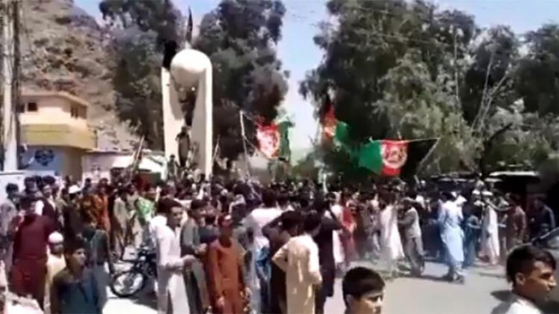 Taliban kıyıma devam ediyor! Gösteri alanına ateş açtılar; çok sayıda kişi hayatını kaybetti