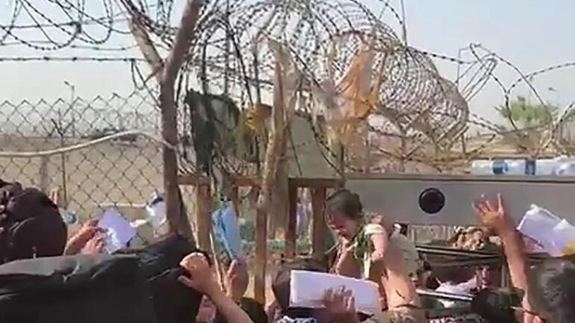 Taliban'dan kaçmak için yaşananlar yürek burktu! Bebeklerini kurtarmak için dikenli tellerin üzerinden attılar