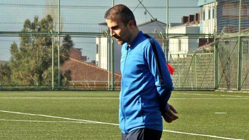 Kansere yakalanan antrenör futbolcularıyla vedalaştı